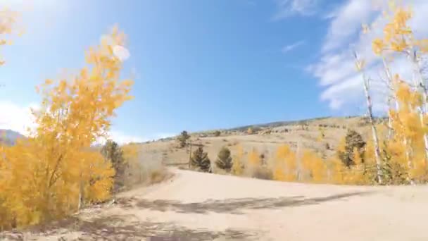Езда Небольшим Горным Грунтовым Дорогам Колорадо Спрингс Калека Осенью — стоковое видео