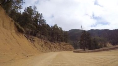 Küçük dağ kir yollarda Colorado Springs Cripple Creek için sonbaharda sürüş.