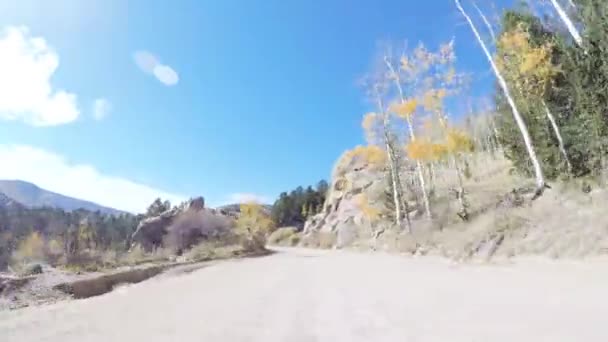 秋にクリップル クリークへコロラド スプリングスから小さな山の未舗装道路で運転 — ストック動画