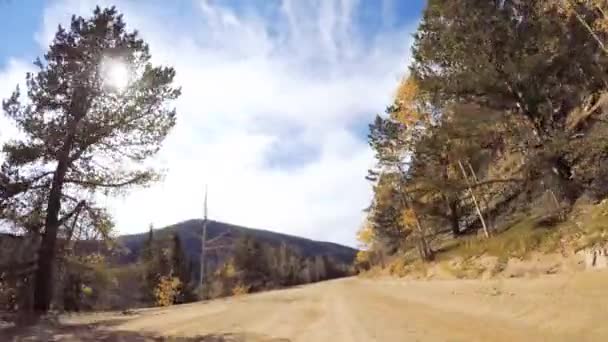 在从科罗拉多斯普斯到克里普普溪的小山土路上行驶 — 图库视频影像