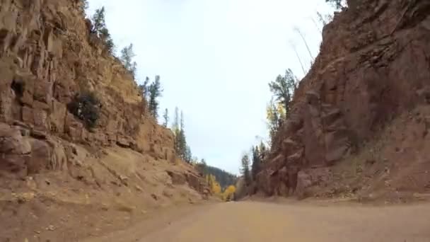 秋にクリップル クリークへコロラド スプリングスから小さな山の未舗装道路で運転 — ストック動画