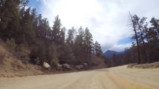 秋にクリップル クリークへコロラド スプリングスから小さな山の未舗装道路で運転 — ストック動画