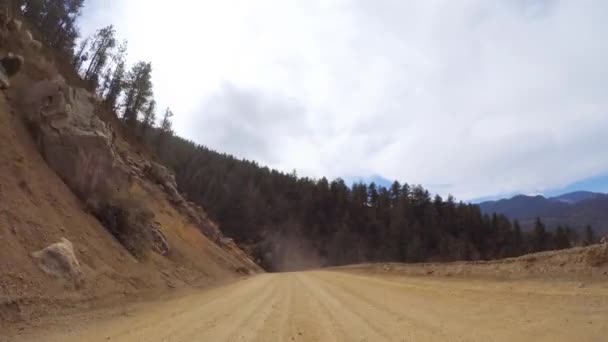 秋にクリップル クリークへコロラド スプリングスから小さな山の未舗装道路で運転 — ストック動画