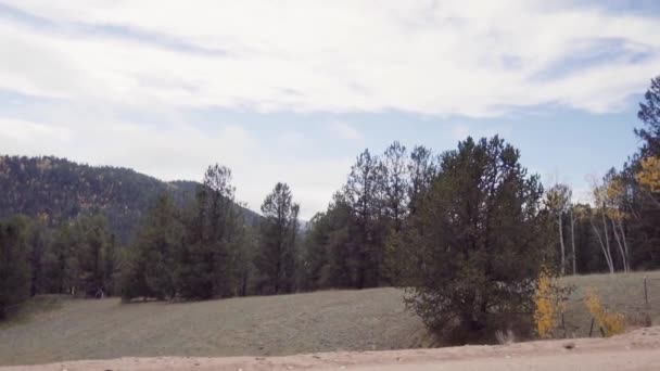 Au ralenti. Conduite sur les petites routes de terre de montagne de Colorado Springs à Cripple Creek en automne 
