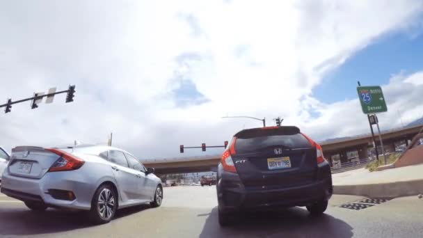 コロラドスプリングス コロラド州 アメリカ合衆国 2018 時間経過 秋にコロラド スプリングスの舗装された道路を走行 — ストック動画