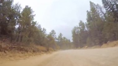 Küçük dağ kir yollarda Colorado Springs Cripple Creek için sonbaharda sürüş.