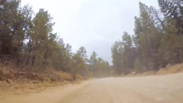 在从科罗拉多斯普斯到克里普普溪的小山土路上行驶 — 图库视频影像