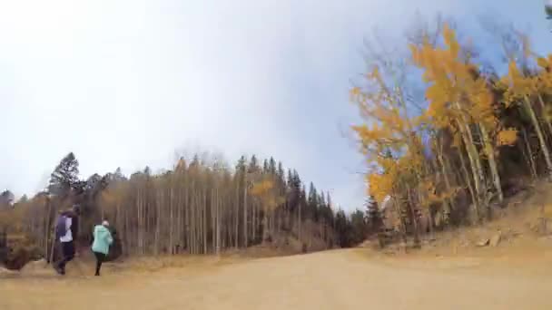 Conduite sur les petites routes de terre de montagne de Colorado Springs à Cripple Creek en automne .
