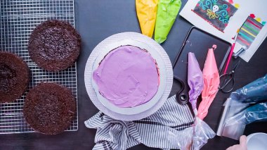 Adım adım. Düz yatıyordu. Bir çikolatalı kek ile parlak renkli buttercream frosting Dia de los Muertos tatil için montaj Baker.