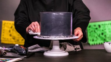 Adım adım. Siyah İtalyan buttercream frosting ile çok katmanlı çikolatalı kek frosting Baker.