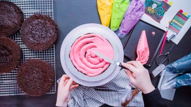 Adım adım. Düz yatıyordu. Bir çikolatalı kek ile parlak renkli buttercream frosting Dia de los Muertos tatil için montaj Baker.