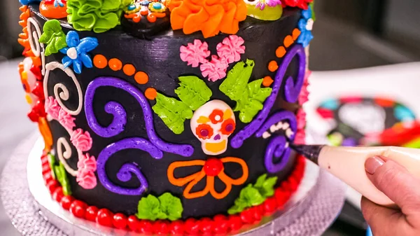 一歩一歩 カラフルなイタリア Buttercream のフロスティングと多層のチョコレート ケーキを飾るパン — ストック写真