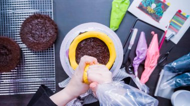 Adım adım. Düz yatıyordu. Bir çikolatalı kek ile parlak renkli buttercream frosting Dia de los Muertos tatil için montaj Baker.