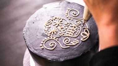 Adım adım. Düz yatıyordu. Beyaz siyah buttercream frosting kafatasında çok katmanlı çikolatalı kek dekorasyon Baker.