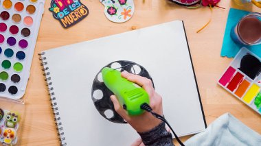 Adım adım. Düz yatıyordu. Isı silah ile bir pasta suluboya çizimi kurutma Baker.