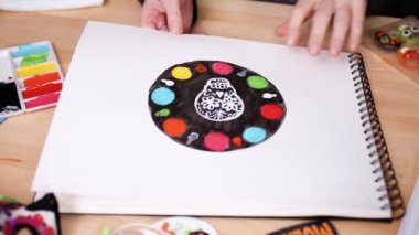 Adım adım. Düz yatıyordu. Bir tasarım bir pasta suluboya ile Dia de los Muertos tatil için çizim Baker.