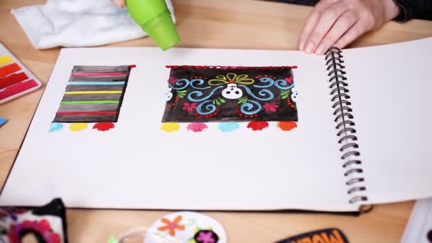 一步一步 平躺着 贝克为迪娅 德洛斯穆尔托斯的节日勾画了一个带有水彩画的蛋糕的设计 — 图库视频影像