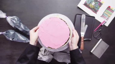 Adım adım. Düz yatıyordu. Siyah İtalyan buttercream frosting ile çok katmanlı çikolatalı kek frosting Baker