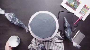 Adım adım. Düz yatıyordu. Siyah İtalyan buttercream frosting ile çok katmanlı çikolatalı kek frosting Baker