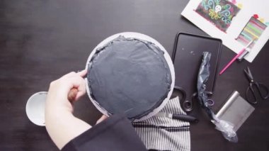 Adım adım. Düz yatıyordu. Siyah İtalyan buttercream frosting ile çok katmanlı çikolatalı kek frosting Baker