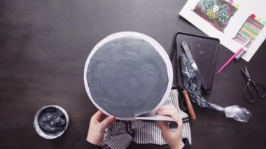 Adım adım. Düz yatıyordu. Siyah İtalyan buttercream frosting ile çok katmanlı çikolatalı kek frosting Baker