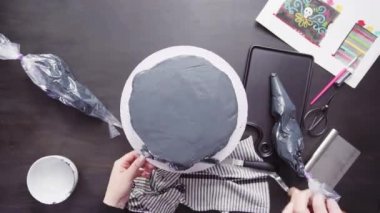 Zaman atlamalı. Adım adım. Düz yatıyordu. Siyah İtalyan buttercream frosting ile çok katmanlı çikolatalı kek frosting Baker
