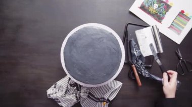 Adım adım. Düz yatıyordu. Işıltılı toz fırçası ile siyah bir çok katmanlı pasta için uygulama Baker.