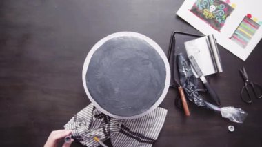Adım adım. Düz yatıyordu. Işıltılı toz fırçası ile siyah bir çok katmanlı pasta için uygulama Baker.
