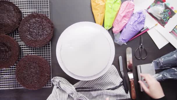 Шаг Шагом Плоский Лежал Пекарь Собирает Шоколадный Торт Яркой Красочной — стоковое видео