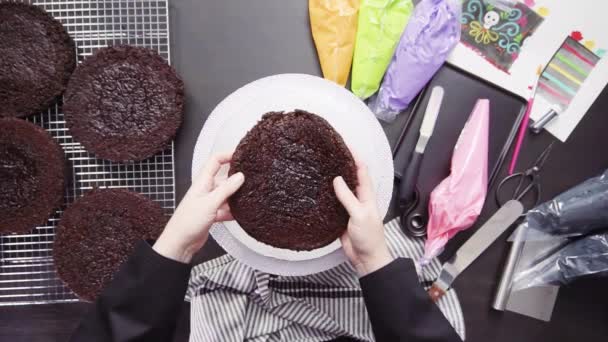 Passo Passo Deitado Baker Montar Bolo Chocolate Com Brilhante Colorido — Vídeo de Stock