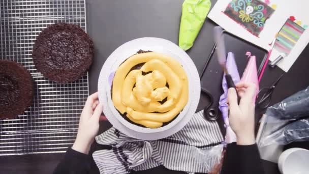 Passo Passo Deitado Baker Montar Bolo Chocolate Com Brilhante Colorido — Vídeo de Stock