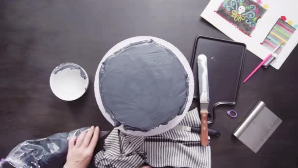 Stap Voor Stap Flat Lag Baker Berijpen Gelaagde Chocolate Cake — Stockvideo