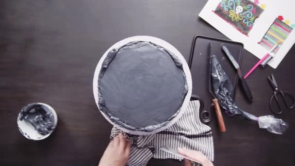 Stap Voor Stap Flat Lag Baker Berijpen Gelaagde Chocolate Cake — Stockvideo