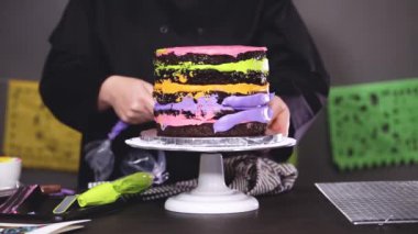 Adım adım. Baker buzlanma buttercream frosting ile çok katmanlı çikolatalı kek.