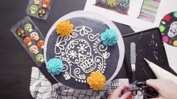 一步一步 平躺着 贝克管道五颜六色的奶油意大利糖霜的多层蛋糕顶部的 Dya Los Muertos — 图库视频影像