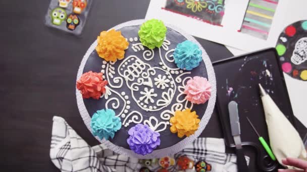 단계적으로 플랫이 휴일에 케이크의 상단에 화려한 Buttercream 이탈리아 파이핑 베이커 — 비디오