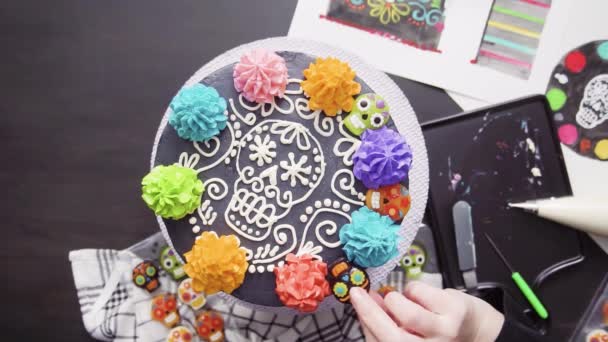 Шаг Шагом Плоский Лежал Пекарь Украшает Многослойный Шоколадный Торт Красочной — стоковое видео