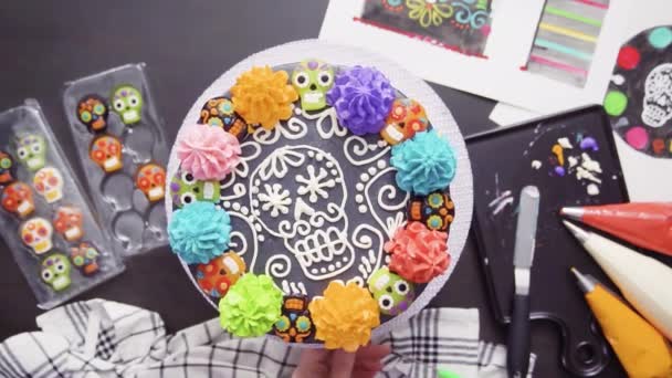 Passo Passo Deitado Baker Decoração Bolo Chocolate Multicamadas Com Colorido — Vídeo de Stock