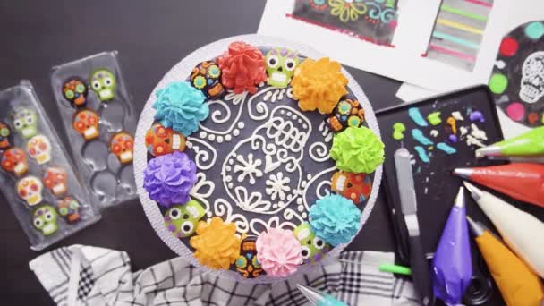 단계적으로 플랫이 화려한 이탈리아 Buttercream 설탕을 레이어 초콜릿 케이크를 베이커 — 비디오