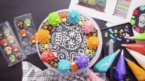 Schritt Für Schritt Flach Lag Bäcker Dekoriert Mehrschichtigen Schokoladenkuchen Mit — Stockvideo