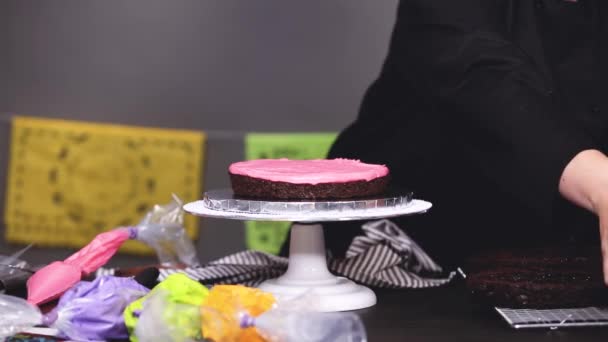 Schritt Für Schritt Bäcker Montage Einer Schokoladenkuchen Mit Bunten Buttercreme — Stockvideo