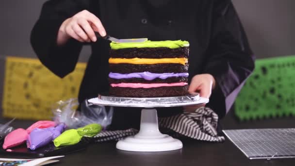 Stap Voor Stap Monteren Van Een Chocoladecake Met Heldere Kleurrijke — Stockvideo