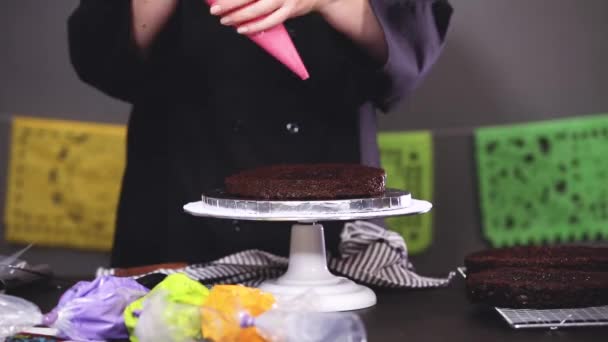 Time Lapse Stap Voor Stap Monteren Van Een Chocoladecake Met — Stockvideo