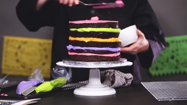 Шаг Шагом Пекарь Собирает Шоколадный Торт Яркой Красочной Глазурью Сливочного — стоковое видео