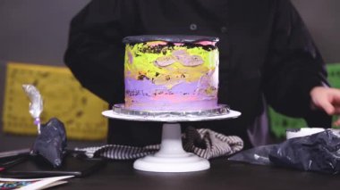 Adım adım. Siyah İtalyan buttercream frosting ile çok katmanlı çikolatalı kek frosting Baker.