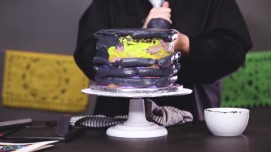 Adım adım. Siyah İtalyan buttercream frosting ile çok katmanlı çikolatalı kek frosting Baker.