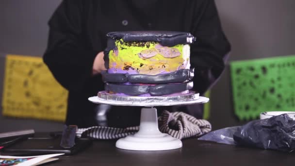 Steg För Steg Baker Frosting Multilayer Chokladkaka Med Svart Italienska — Stockvideo