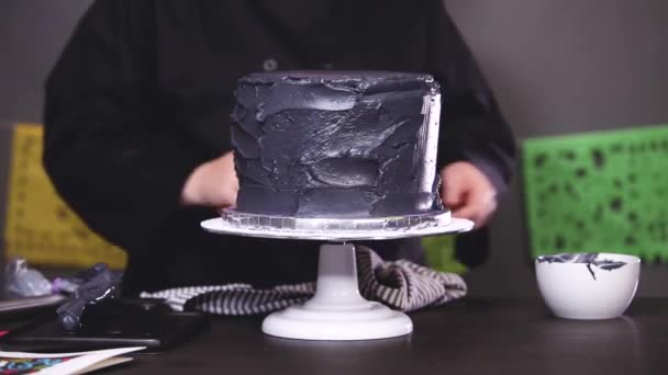 Schritt Für Schritt Bäcker Zuckerguss Mehrschichtige Schokoladenkuchen Mit Einem Schwarzen — Stockvideo