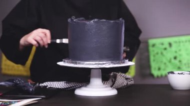 Adım adım. Siyah İtalyan buttercream frosting ile çok katmanlı çikolatalı kek frosting Baker.