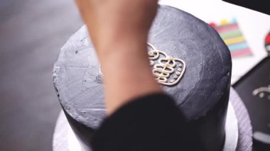 Adım adım. Baker Dia de los Muertos tatil için çok katmanlı pasta süsleme.